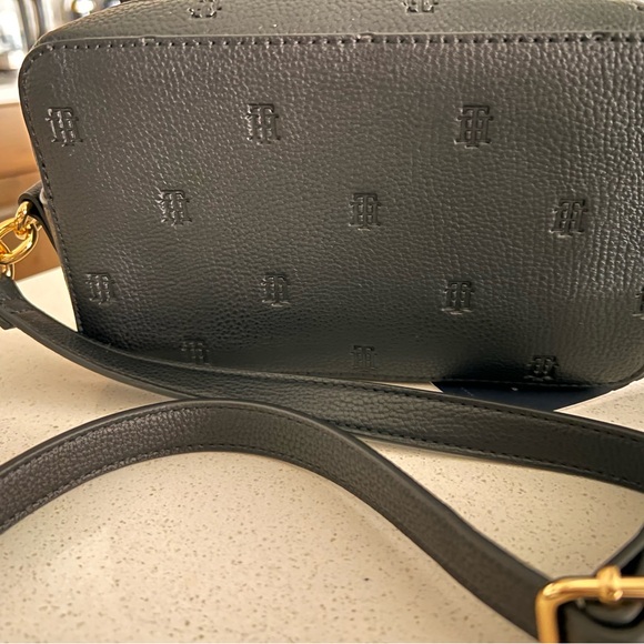 Tommy Hilfiger Women's Camera Crossbody Bag - Black Faux Leather Embossed Logo - Picture 7 of 11